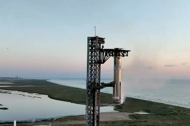 Le Super Heavy, moteurs éteints, après sa mission réussie. © Space X.